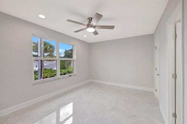 Building Photo - 2400 NE 33rd Ave