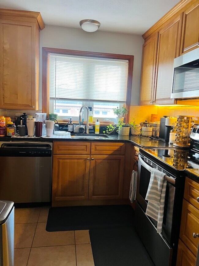 Building Photo - 747 N Main St