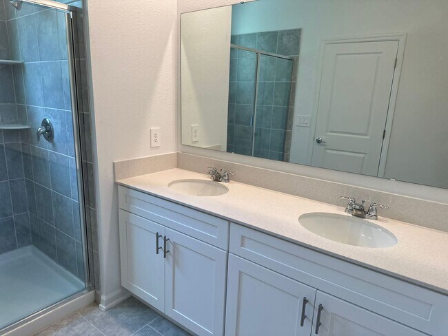 Building Photo - Beautiful Townhome  3 Bedroom 2.5 Bathroom