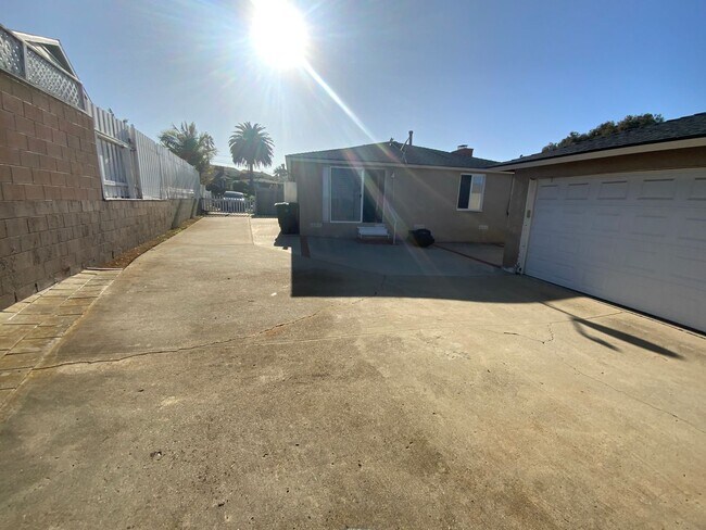 Building Photo - 981 Calle Miramar