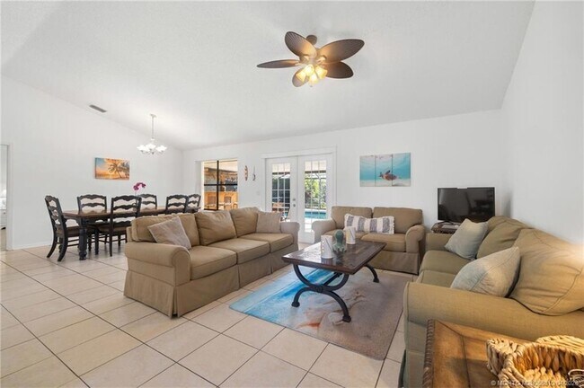 Building Photo - 2542 SW Kensington St