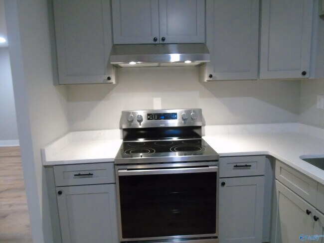 Building Photo - 2008 Dellbrook Dr NE