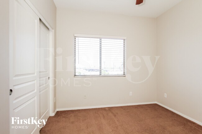 Building Photo - 7803 S 5th Dr