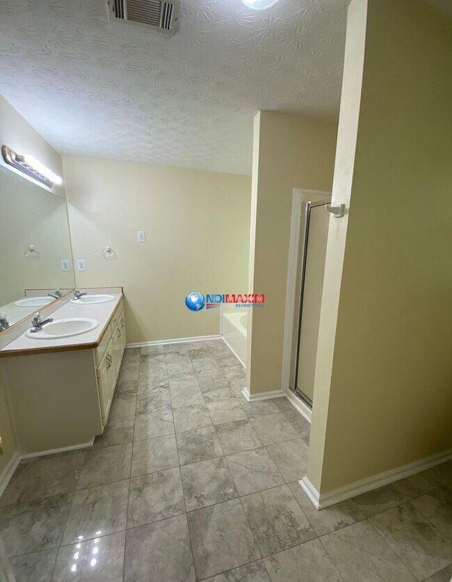 Building Photo - 705 Simon Ive Dr