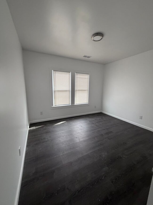 Building Photo - 3 Bedroom 2 bath duplex