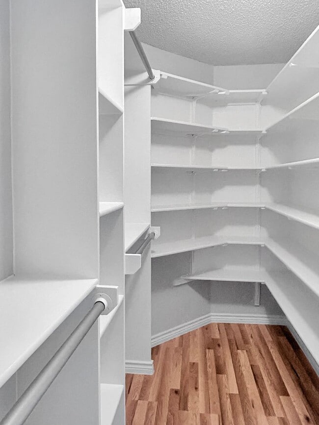 Building Photo - Updated Gem Near Thousand Oaks