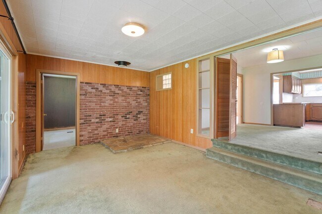 Building Photo - Quaint, inviting 4-bdrm/2-bath home in Cloverdale. Serene living, huge yard, covered patio