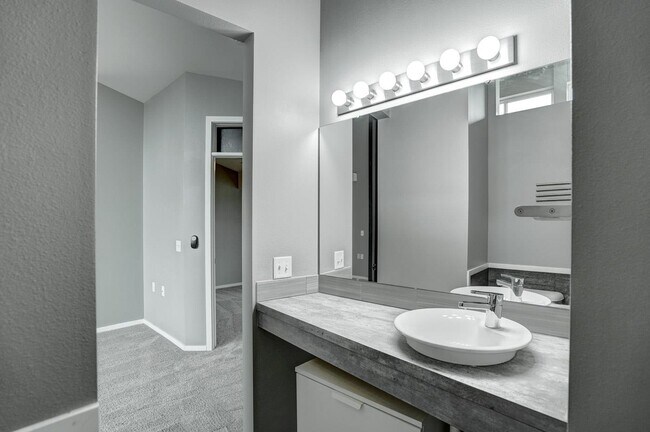 Building Photo - 3048 Anderberg Dr