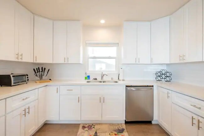 Building Photo - Hilltop 5BR Retreat w/ Sunset Views + Game Room