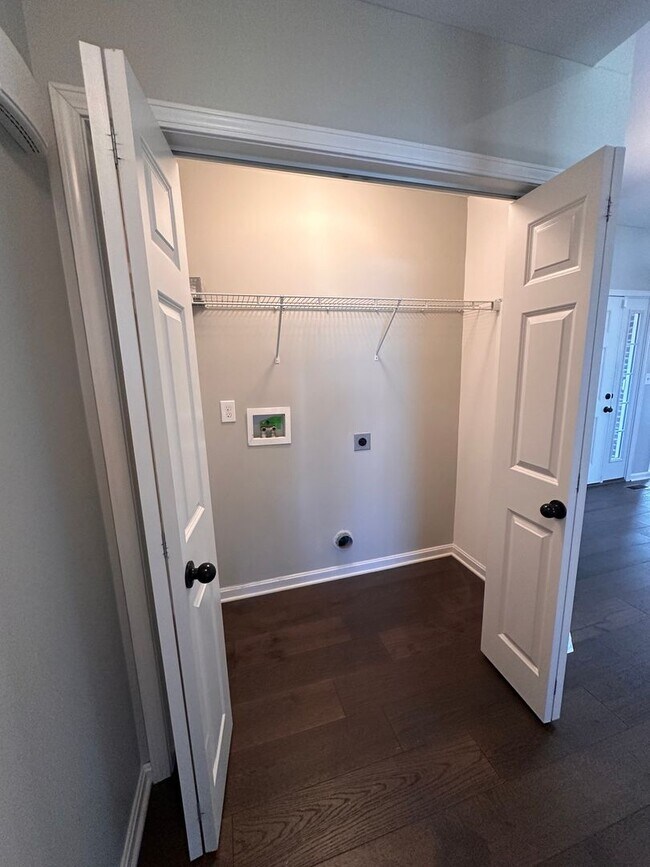 Building Photo - 4BR/2BA Home for Rent in Eastwood w/Basement and Backyard Deck!