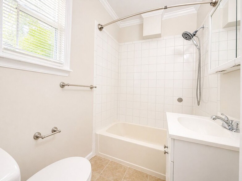 Building Photo - 161 Lincoln Ave