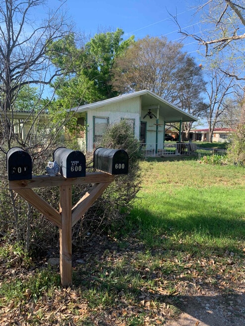 Building Photo - 600 Lakeshore Dr