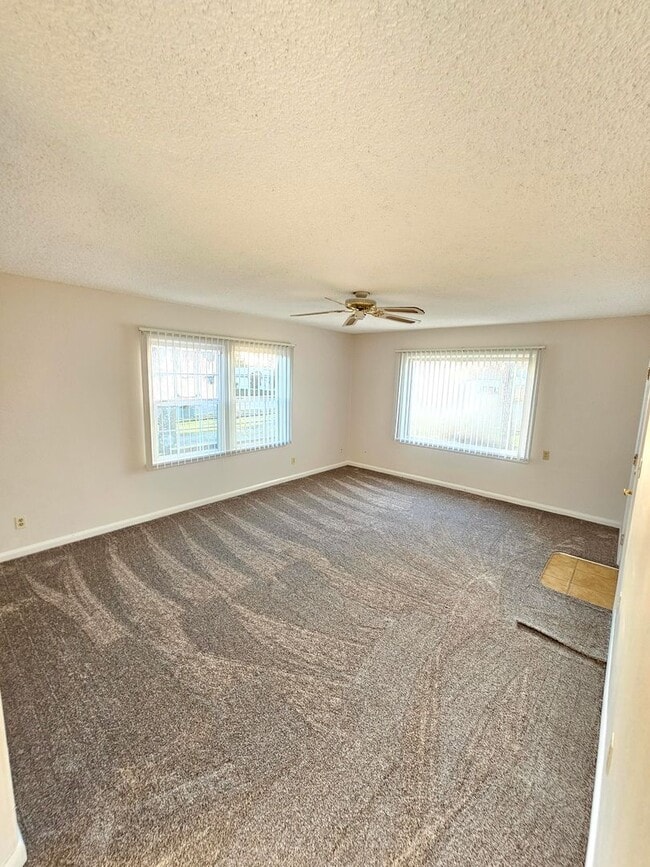 Building Photo - 2 Bedroom, 1 Bath House in Oregon City