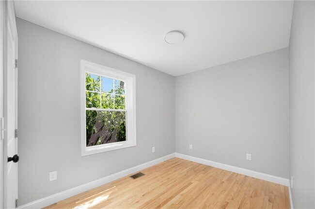 Building Photo - 28 Grosvenor Ave