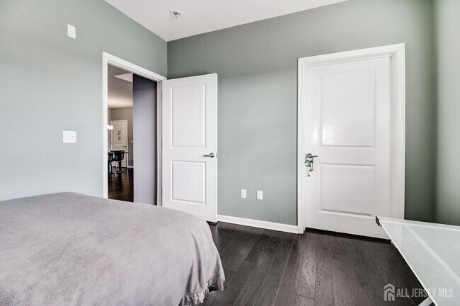 Building Photo - 643 Strassle Wy