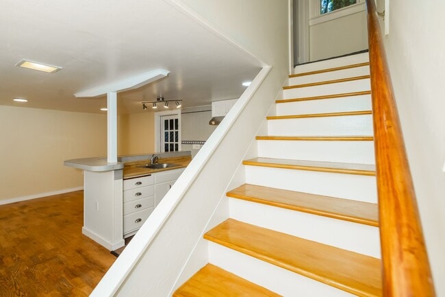 Building Photo - Available Northbrae Garden Cottage!