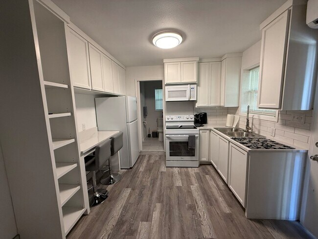 Building Photo - 420 E 47th St