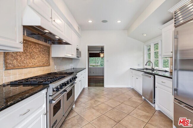 Building Photo - 4221 W Toluca Lake Ln