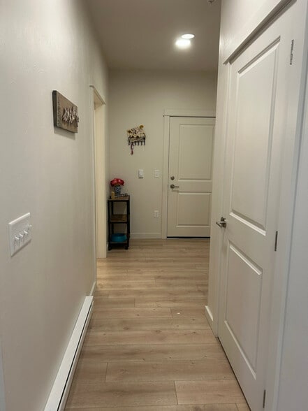 Building Photo - 2221 Willow Dr
