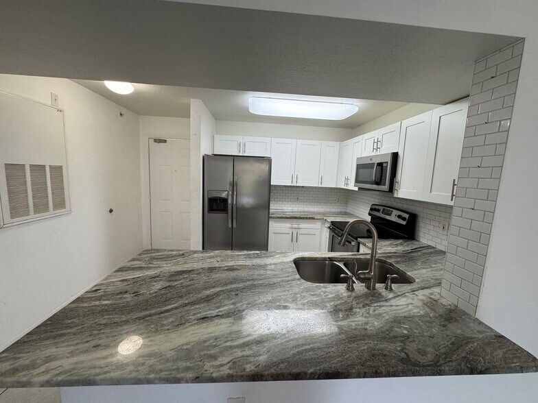 Building Photo - 8244 Key Royal Cir