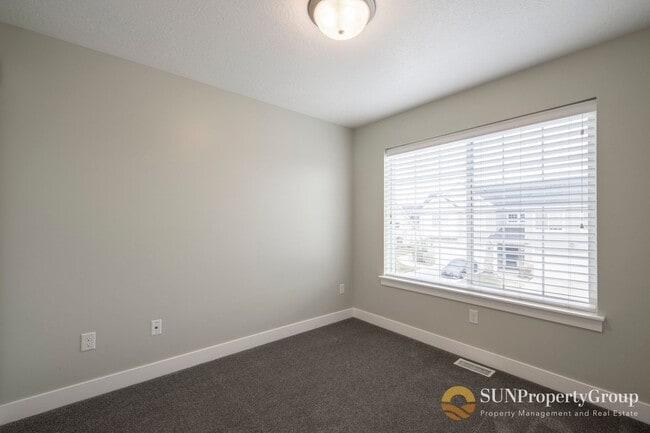 Building Photo - Stunning Townhome In Desirable Riverton Area