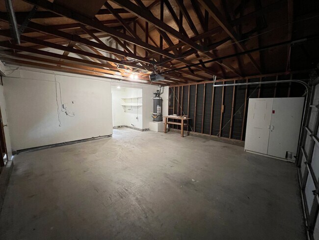 Building Photo - Mission Oaks Single Story!