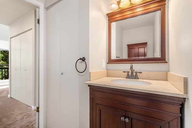 Building Photo - Bright 2 Bedroom Townhouse with Creek Views and Excellent Commuter Location