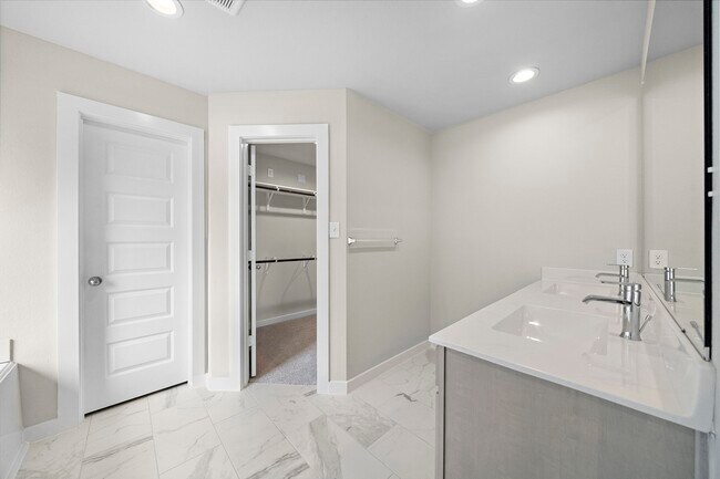 Building Photo - 3327 Tilley Dr