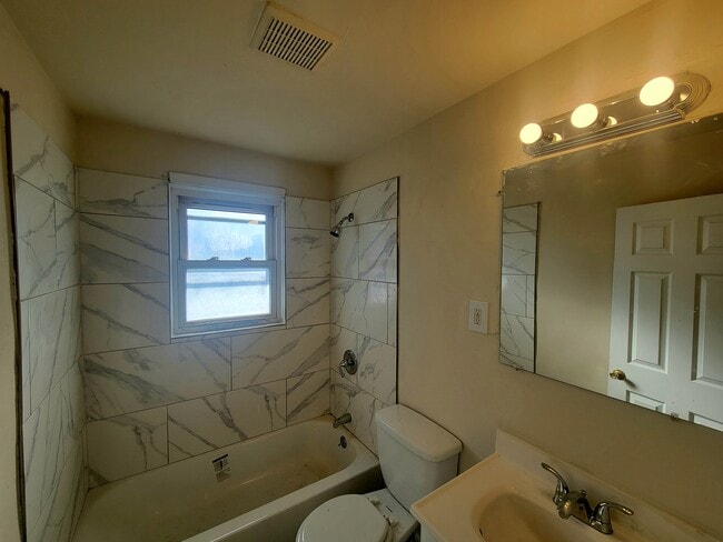 Building Photo - 2224 Graythorn Rd