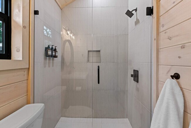 Building Photo - 1903 Ash Pass