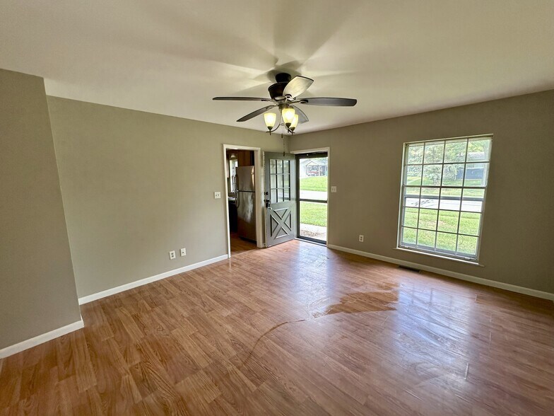 Building Photo - 227 Creekwood Dr