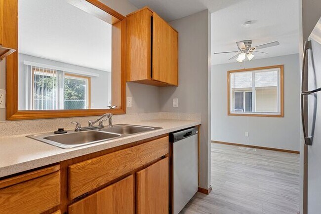 Building Photo - 3 bedroom townhouse with Garage!! Wont las...