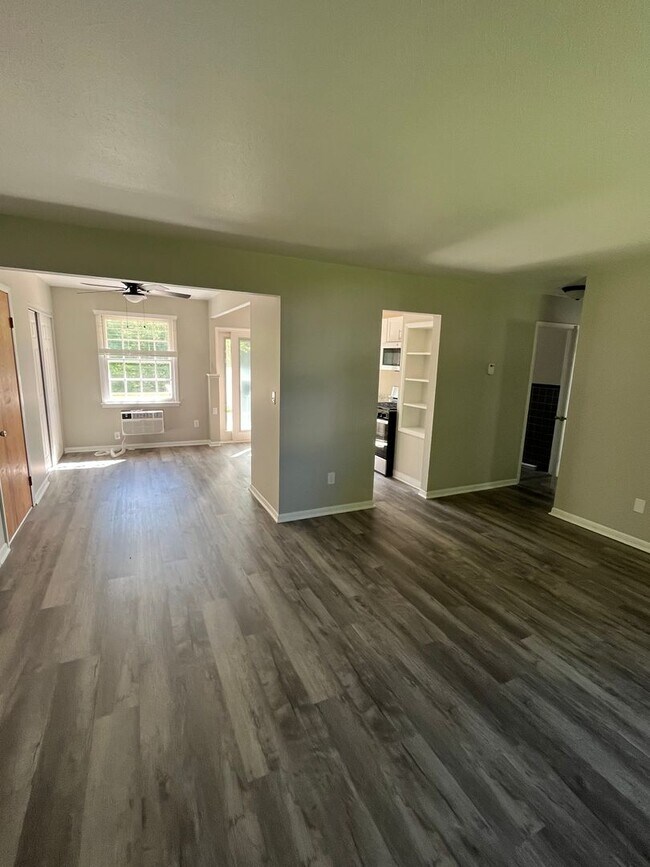 Building Photo - 2-Bedroom Remodeled Unit across from Lake Erie