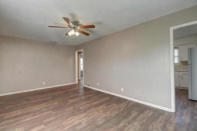 Building Photo - 10921 Shady Ln