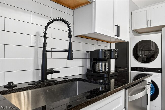 Building Photo - 3326 E Overlook Rd