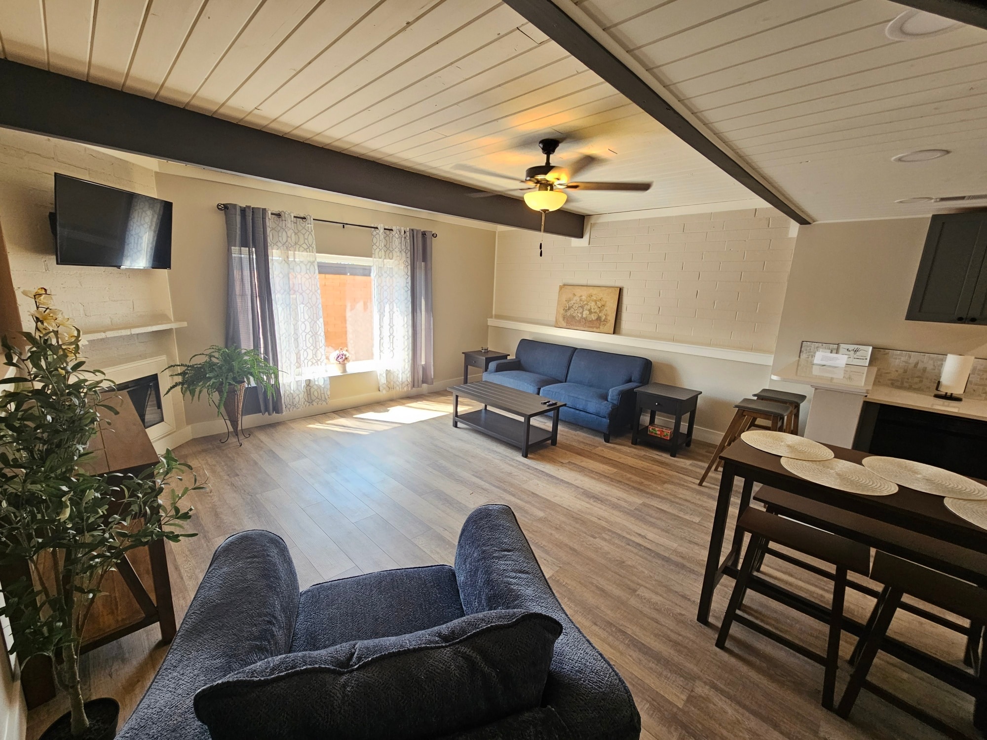 Building Photo - 2772 University Ave