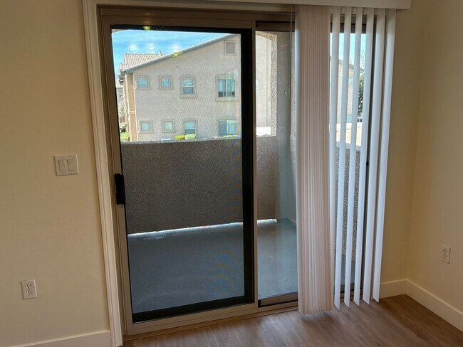 Building Photo - 2 bedroom 2 bathroom Condo