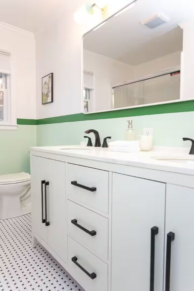 Building Photo - 107 S Wyrick St