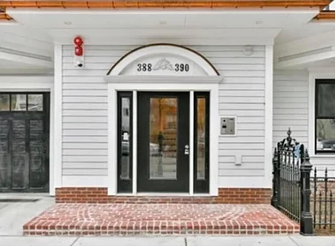 Building Photo - 388 W 4th St