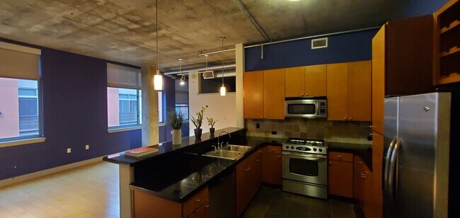 Building Photo - 840 E Green St