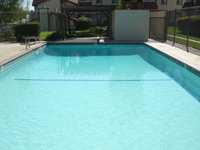 Building Photo - Spacious 3-Bedroom Townhome with Community...