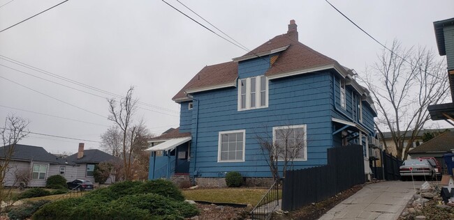 Building Photo - One bedroom, one bath upper unit located i...