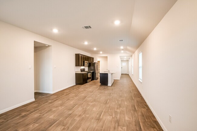 Building Photo - 490 Evergreen Sumac Loop, Kyle, Texas 78640