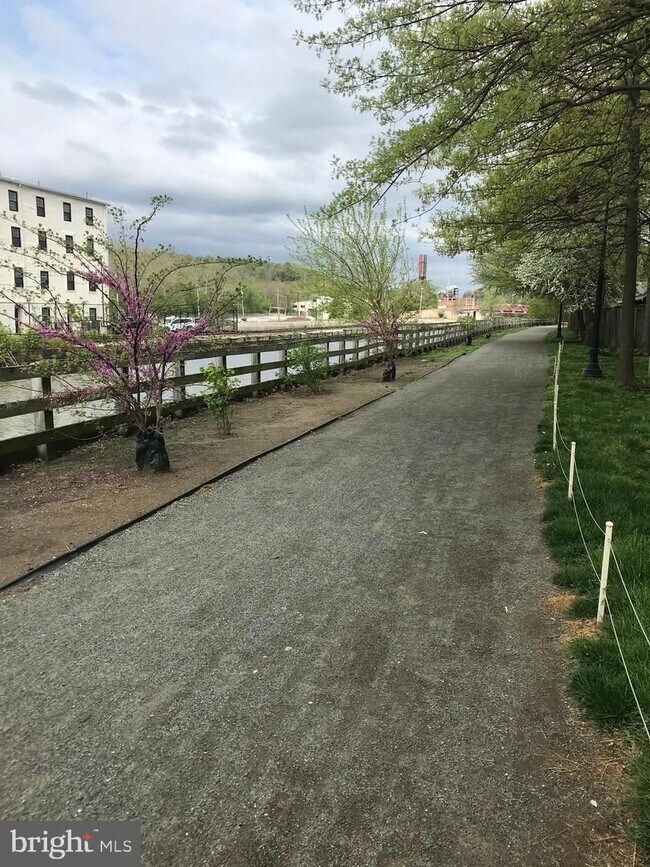 Building Photo - Live the Manayunk lifestyle you’ve been dreaming about — steps from Main Street, minutes from Cen...