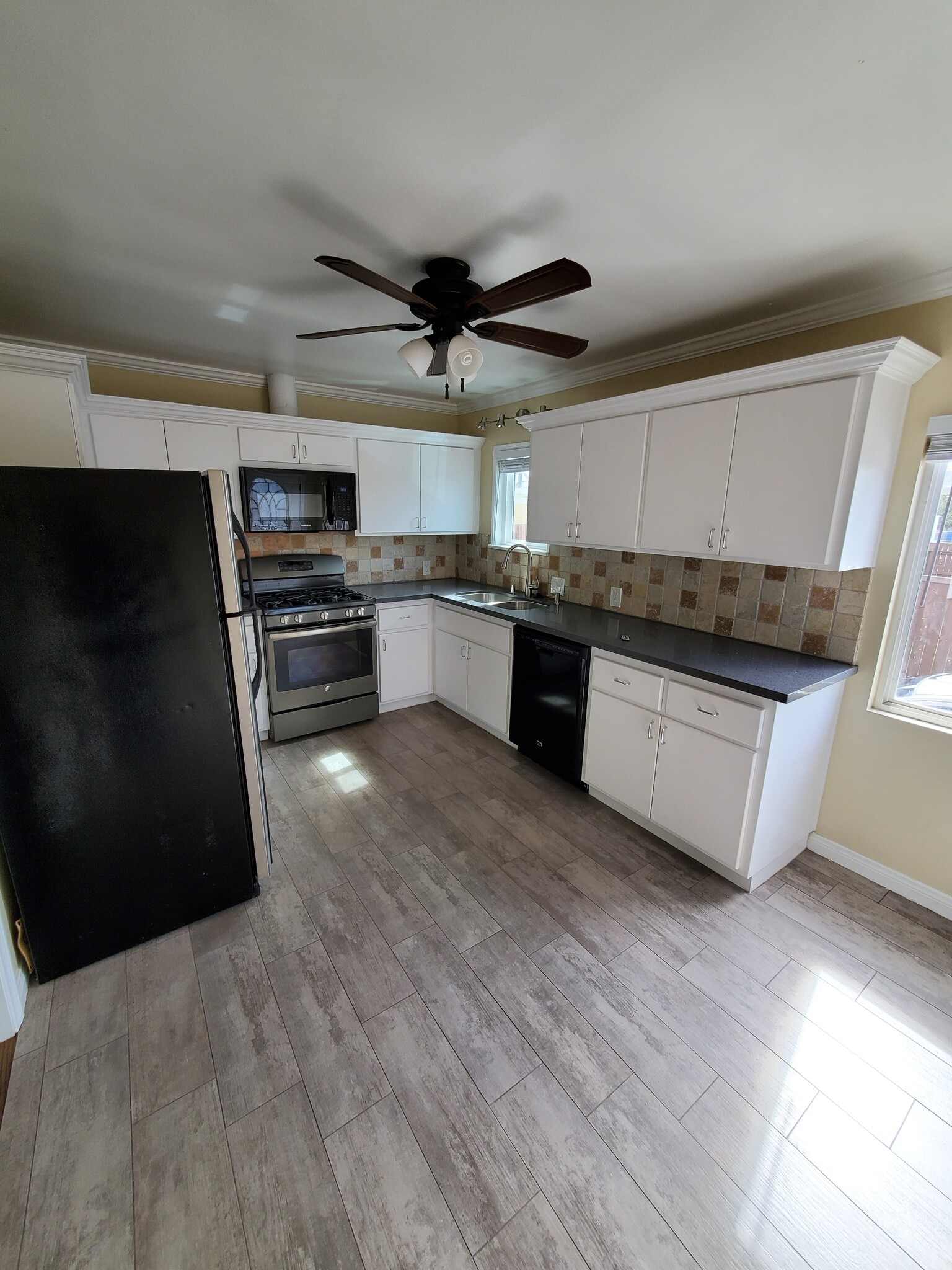 Building Photo - 421 N Ditmar St