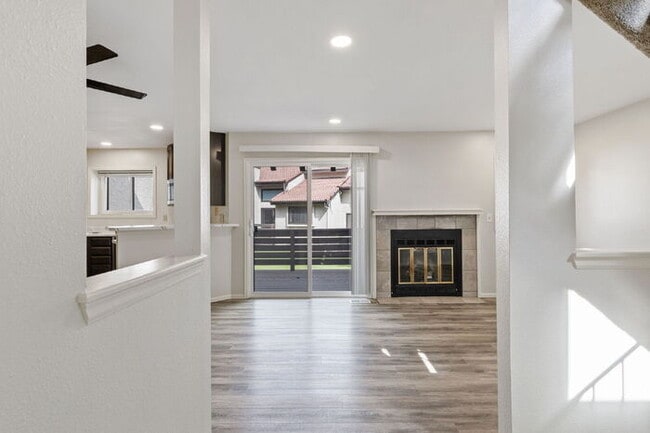 Building Photo - Conveniently Located Townhome with Garage ...