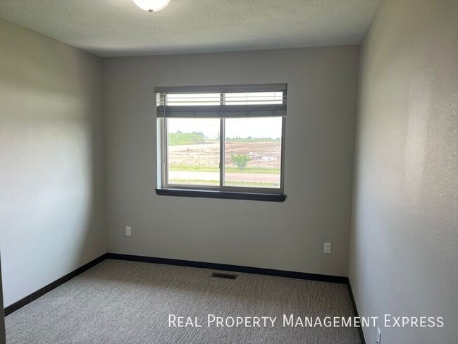 Building Photo - Beautiful 3 Bedroom 1.5 Bathroom Townhome!