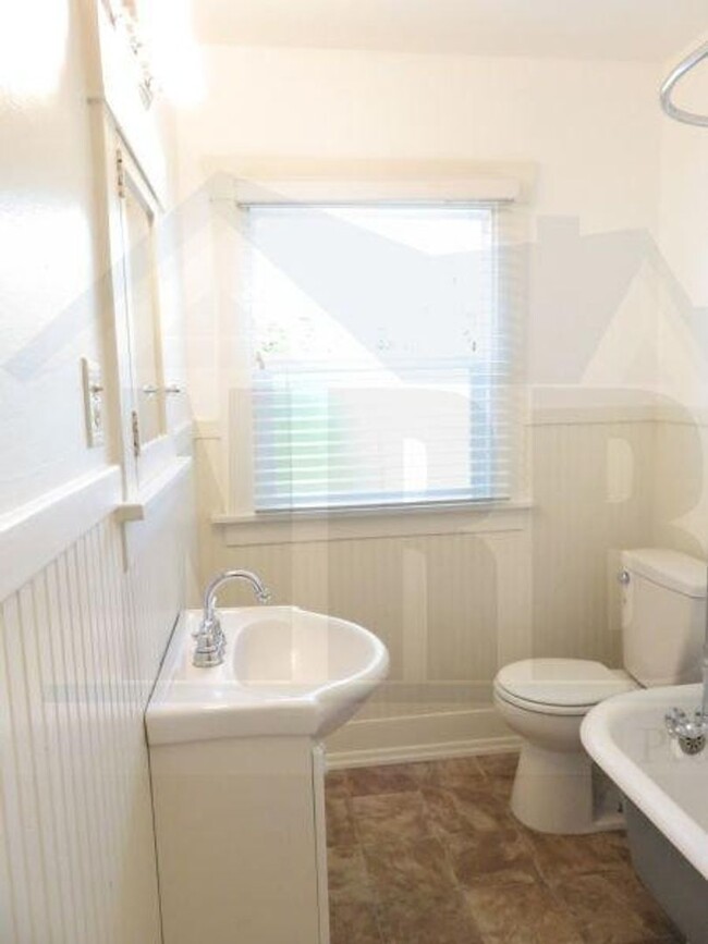 Building Photo - Stunning 2 bd 1 ba House with a basement a...