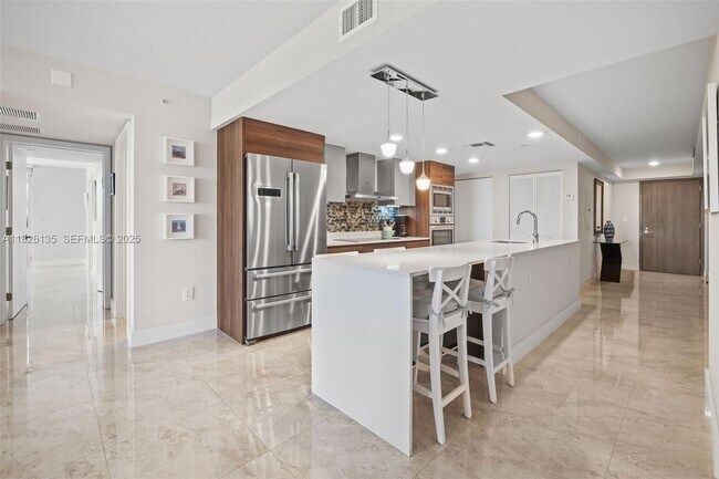 Building Photo - 9261 E Bay Harbor Dr