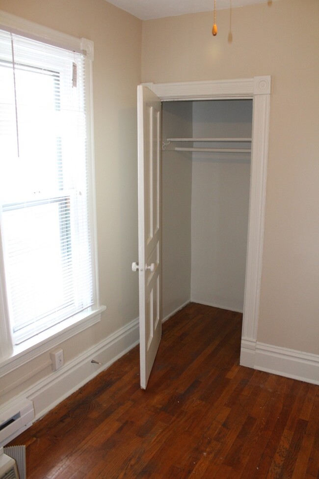 Building Photo - 2 BR Close to Medical Mile with hardwood f...